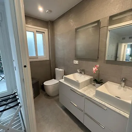 Апартаменты Cozy 2 Min From The